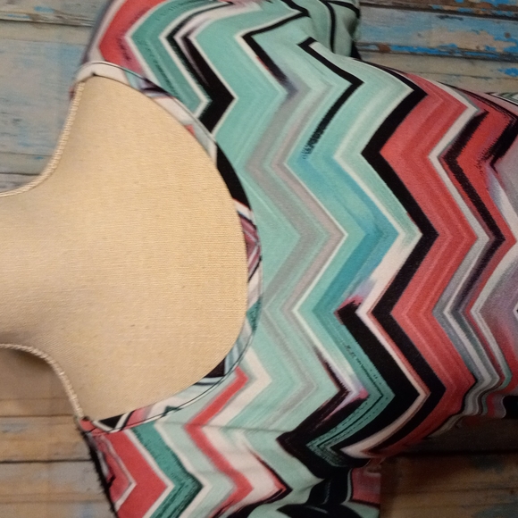 Free kisses lace back blouse - Picture 2 of 5